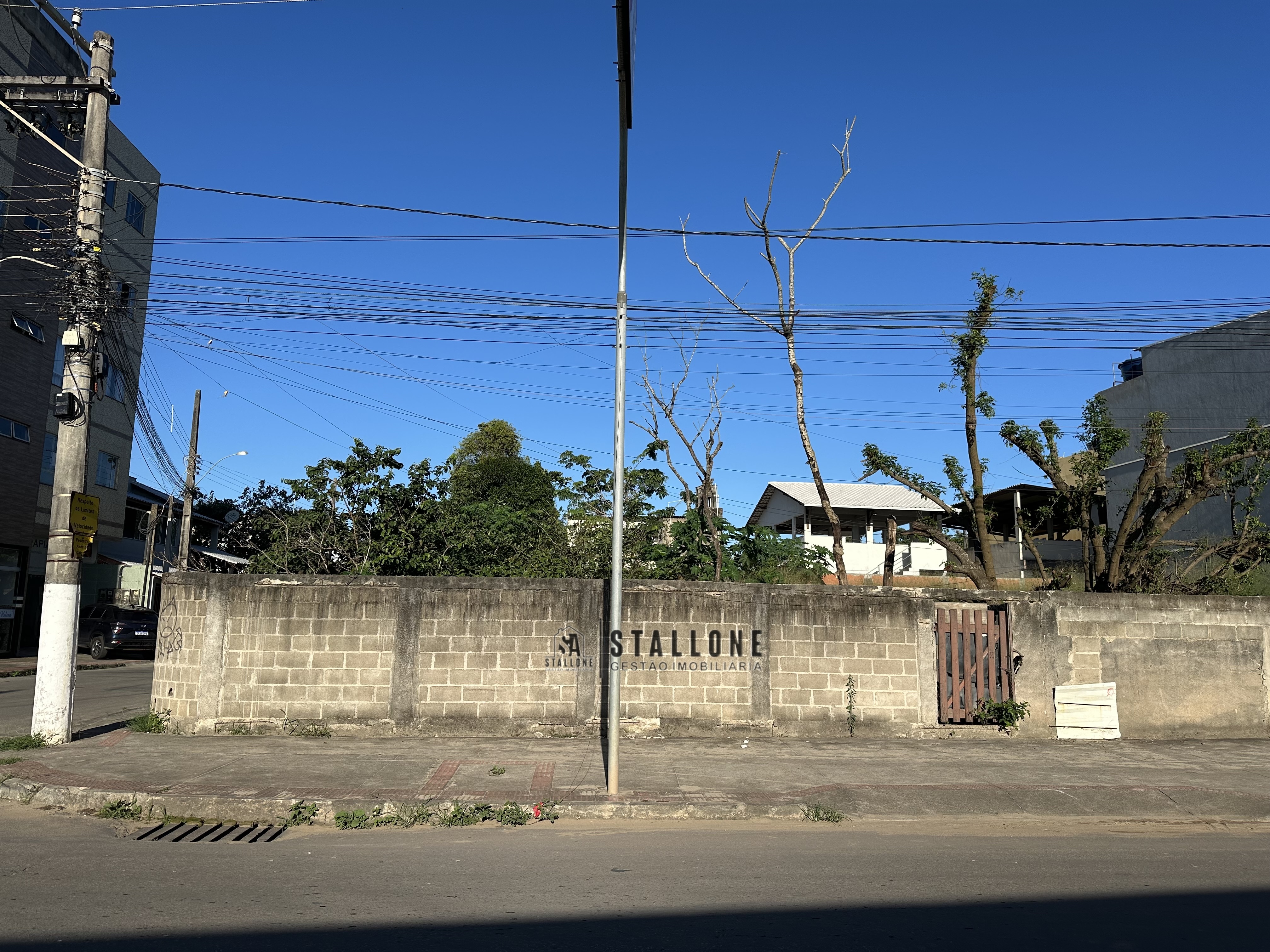 Lote medindo 240m², escriturado, localizado no bairro Monte Agha em Piúma/ES