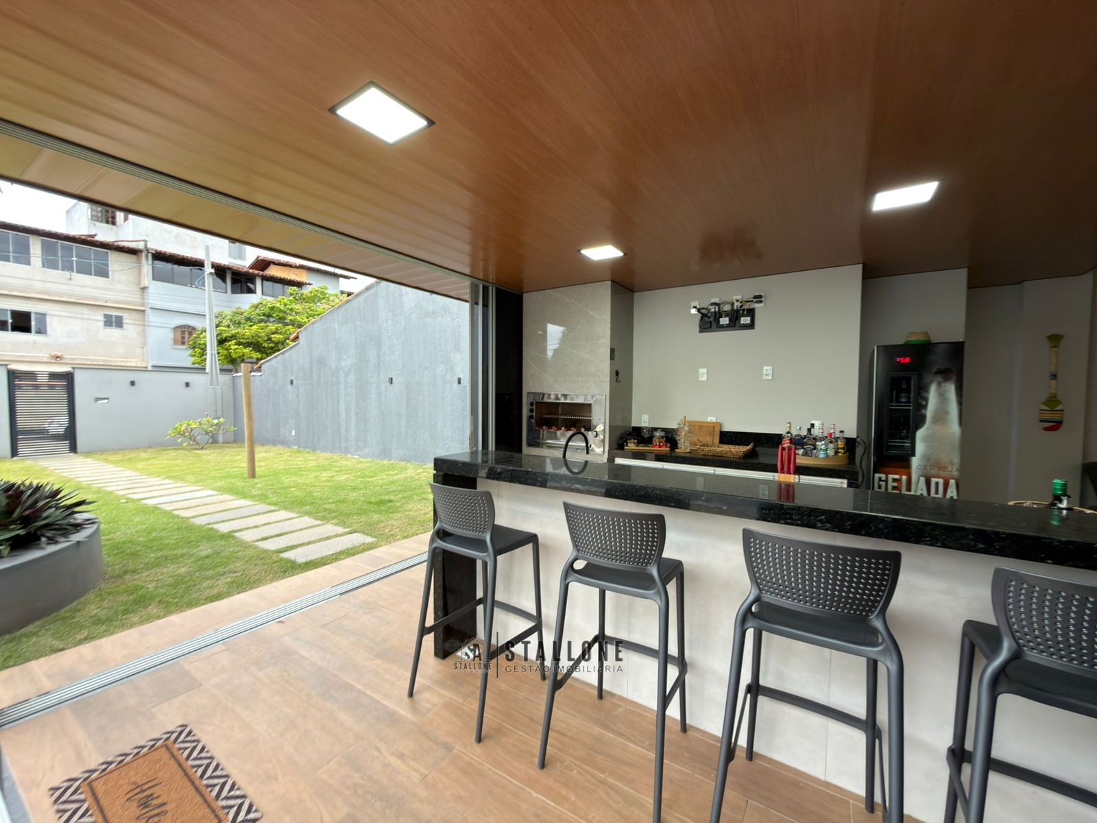 Casa de alto padrão, 3 quartos, piscina, área gourmet, quintal, localizada à poucos metros da Feira do Sol em Piúma/ES