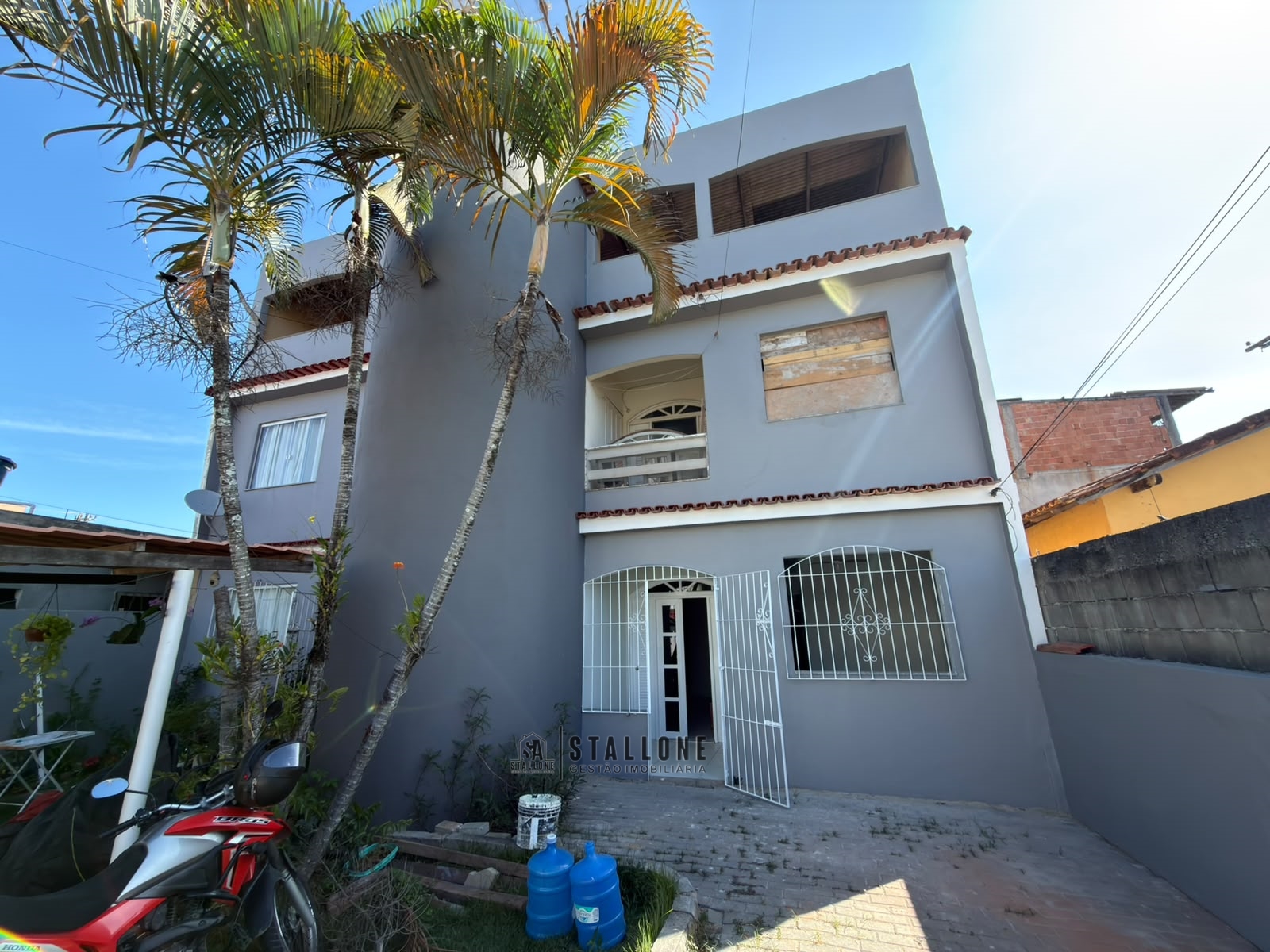 Apartamento térreo financiável, localizado a poucos metros da Praça Dona Carmem em Piúma/ES